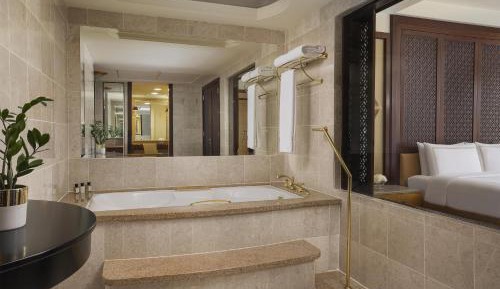 One-Bedroom Deluxe King Suite with Sea View
