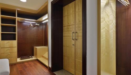 One-Bedroom King Suite with Sea View