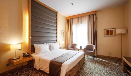 Deluxe Room with One King Bed - 20% off Food & Beverages, Late Check-out until 4pm + Early Check-in from 8am , 50% Off on Spa Services, 50% Off Laundry Services