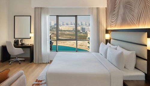Deluxe King Room with Partial Water View