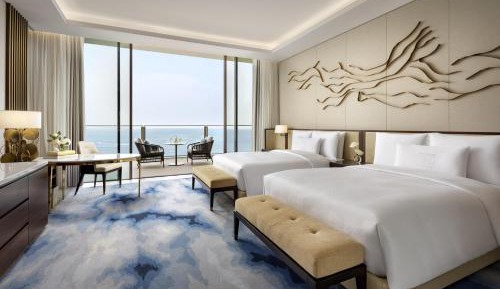 Royal Club Queen Sea View - Royal Club access with breakfast, all-day premium champagne & high-tea