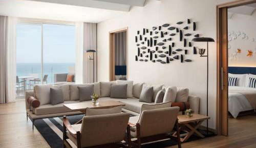 Caroline Astor King Suite with Balcony and Sea View