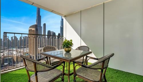 Four-Bedroom Apartment with Balcony 