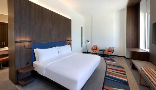 Savvy Guest Room with 1 King Bed