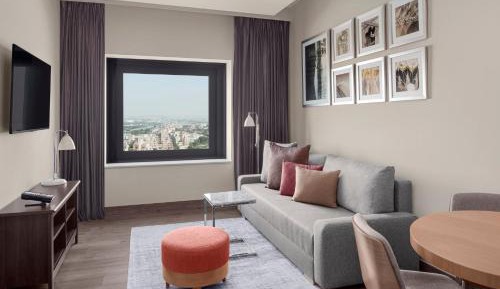 1 King One-Bedroom Apartment Creek View