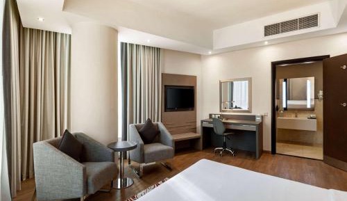 1 King Bed, Mobility Accessible Room, Walk-In Shower, Non-Smoking