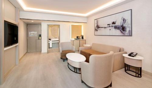 Executive Suite with Club Lounge Access