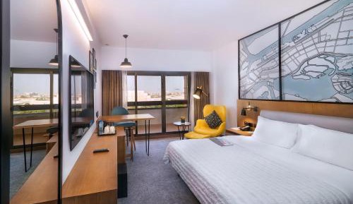Deluxe Room Sea View, Guest room, 1 King, Balcony
