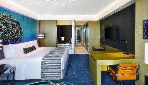 Spectacular Room, 1 King, Garden view, Pool Access, Balcony