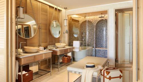 Family Suite - with airport transfers, suite benefits and beach club access
