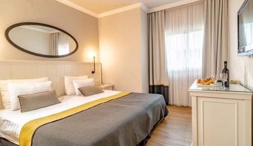 Classic Double or Twin Room with lake side view