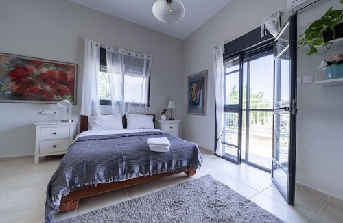 Giv'at Yo'av House | Artistic Vacation Villa w Pool by Sea N' Rent