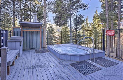 Four O'Clock Apartment | The Chelsea Condo w/Hot Tub & Pool Access!