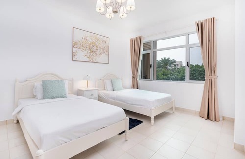 The Greens Apartment | Lux BnB I Turia Tower I Lake & Garden View