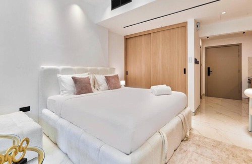 Downtown Dubai Apartment | bnbme - Burj Al Nujoom - Studio