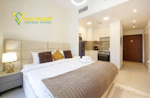 Dubai Apartment | Silk Valley - Cozy Studio with pool view