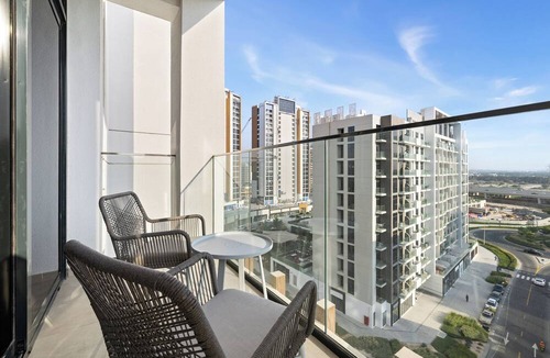 Nad Al Sheba Apartment | Bright Modern Studio in Meydan