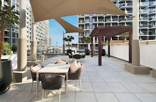 Nad Al Sheba Apartment | Bright Modern Studio in Meydan