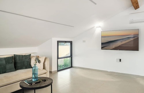 Vered Hagalil Apartment | MAMAD - Sunny Hilltop Hideaway by Sea N' Rent