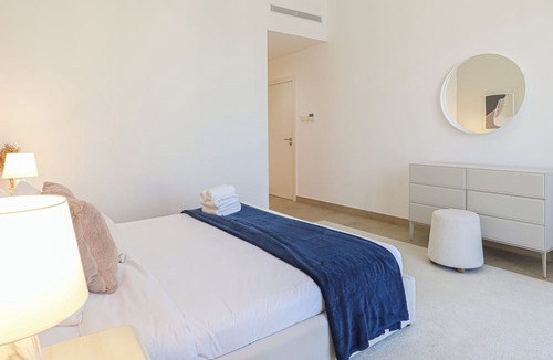Jumeira 1 Apartment | HiGuests - La Rive Classy 2BR & Balcony