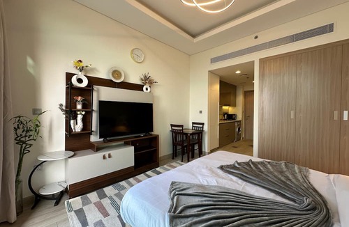 Jadaf Apartment | Sunset Haven - Chic Creek Studio