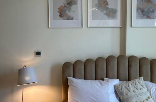 Jadaf Apartment | Sunset Haven - Chic Creek Studio