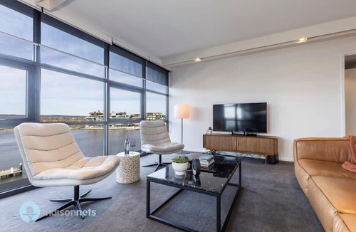 Kingston Apartment | Large Modern 2 Bdrm Apt, Water Views, 2x Car Spots