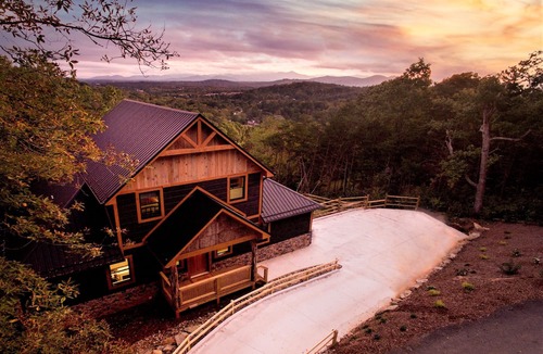 Woodfin House | Panoramic Mountain Views!-Fenced Yard-Hot Tub-10 Minutes to Downtown Asheville