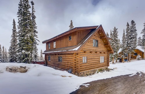 Quandary Village House | Idyllic Breckenridge Chalet with deck, valley views and Starlink internet