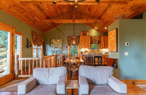 Blowing Rock House | Altitudes Attitude - Upscale Cabin with Hot Tub, 3 Minutes to Downtown Blowing Rock