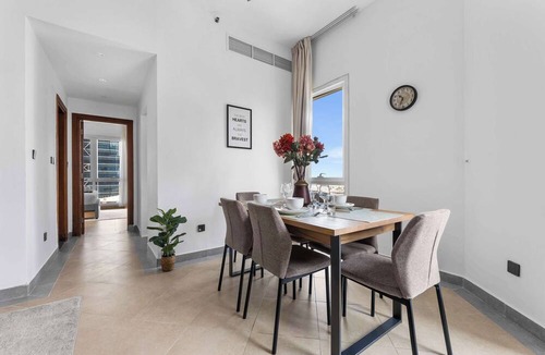 Barsha Heights Apartment | Free housekeeping visits during your stay - StayShort - Stylish Barsha Heights Retreat with Swimming Pool for 2