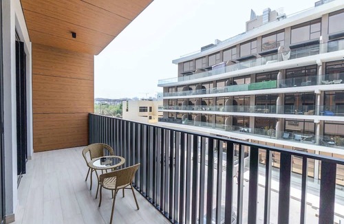 Jumeirah Village Apartment | Free housekeeping visits during your stay - StayShort - JVC 2BR that sleeps 3 with a Tennis Court
