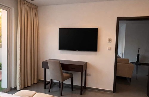Muscat Apartment | Almouj Luxury Apt I Opposite to Kempinski & VOCO I 5 Min Walk to Beach I Muscat