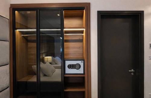 Muscat Apartment | Almouj Luxury Apt I Opposite to Kempinski & VOCO I 5 Min Walk to Beach I Muscat
