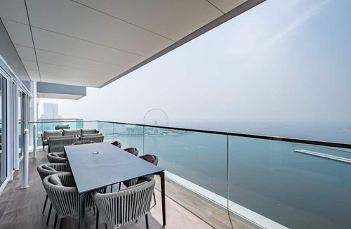 Dubai Marina Apartment | Picturesque 3BR Apartment with Assistant Room in The One JBR