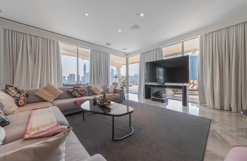 Palm Jumeirah Apartment | Jaw-dropping 3BR Apt W/Seaview & Private Pool
