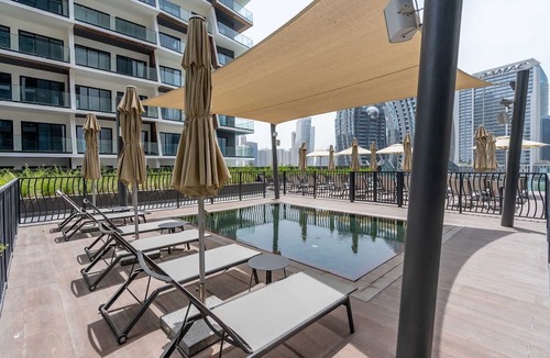 Business Bay Apartment | GuestReady - Majestic canal and Burj Khalifa view