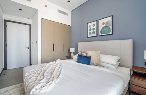 Business Bay Apartment | GuestReady - Majestic canal and Burj Khalifa view