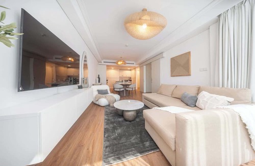 Jumeirah Lake Towers Apartment | Free housekeeping visits during your stay - StayShort - Stylish JLT Apartment Sleeps 6 with Stunning Lake Views
