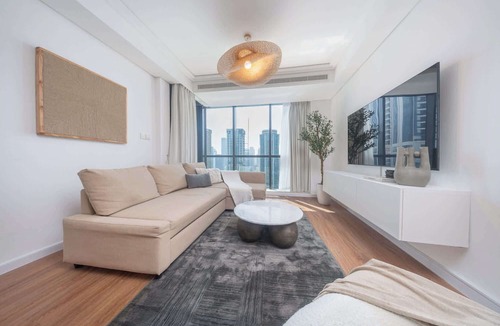 Jumeirah Lake Towers Apartment | Free housekeeping visits during your stay - StayShort - Stylish JLT Apartment Sleeps 6 with Stunning Lake Views