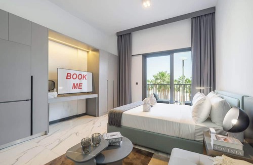 Dubai Apartment | Free housekeeping visits during your stay - StayShort - Modern and Stunning Studio in MAG 910, MBR City