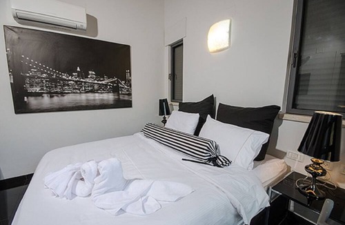 Had Nes Apartment | Black and White Holiday