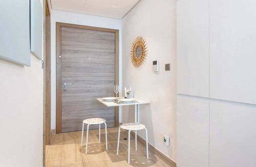 Dubai Marina Apartment | Free housekeeping visits during your stay - StayShort - Elegant & Bright Studio Retreat in Dubai Marina that Sleeps 3