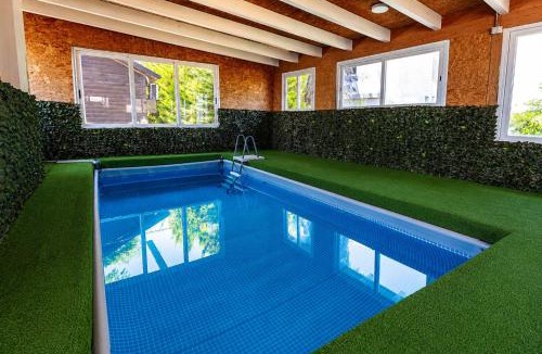 Beit Jann Apartment | בקתות עץ מעל העננים - אירוח דרוזי- בקתות כפריות עם נוף מהמם ובריכה מחוממת מקורה משותפת