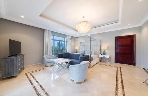 Palm Jumeirah Villa | Maison Privee - Private Pool & Beach Access Villa with Cinematic Vws