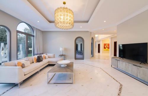 Palm Jumeirah Villa | Maison Privee - Private Pool & Beach Access Villa with Cinematic Vws