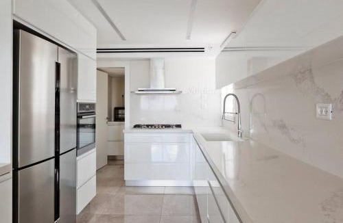 Bat Yam Apartment | Bright 3BR w Large Terrace & Sea View l Mamad