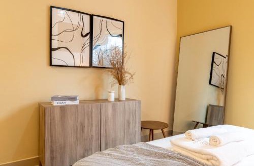Downtown Dubai Apartment | Downtown Dubai Apartment with Pool & Gym Access