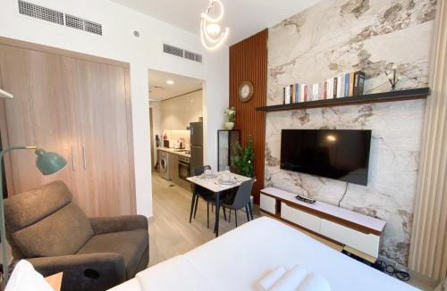 Nad Al Sheba Apartment | Modern Cozy Studio in Azizi Riviera-10