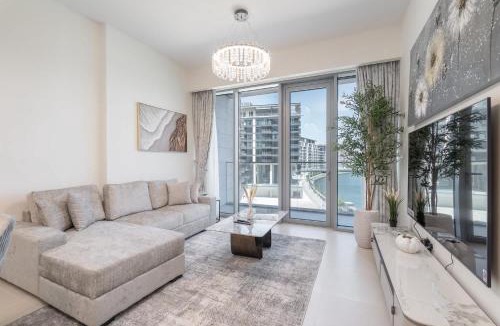 Al Safa Apartment | Free housekeeping visits during your stay - StayShort - Waterfront Living with a Spacious Layout Sleeps 5